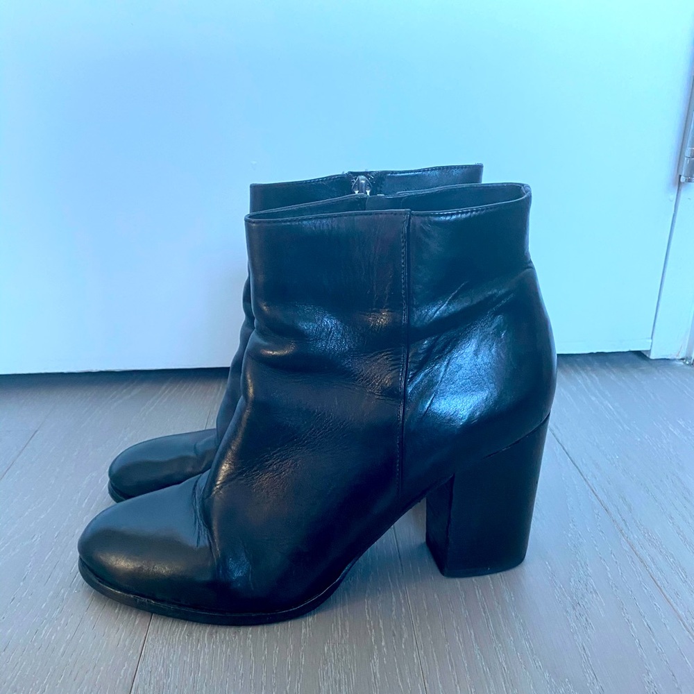 Beautiful Via Spiga Leather Booties